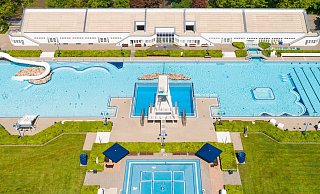Das Wiesenbad, das größte Freibad in Bielefeld, ist sehr beliebt. Insbesondere der Sprungturm mit zehn Metern Höhe gilt als Nervenkitzel für die Badegäste. - Bielefelder Bäder