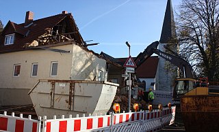 Eine Ära geht zu Ende, die Bagger rücken an: Das marode Jugendheim ist nun bald Geschichte. Das Abrissunternehmen Frobieter aus Pr. Oldendorf entsorgt alle Materialien. - Sigrid Dittmann