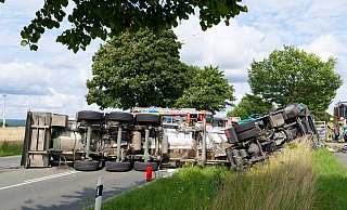 Nach einem Zusammenstoß mit einem Auto überschlug sich der Lkw auf der B64 bei Paderborn zwei Mal und blieb auf der Fahrseite in der Böschung liegen. - Ralph Meyer