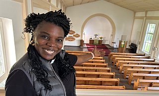 Leita Ngoy (42) ist seit Januar Pfarrerin im Probedienst der evangelischen Kirchengemeinde Gütersloh. Jetzt lädt sie zu interkulturellen Gottesdiensten "wie in Afrika" in die Johanneskirche in Pavenstädt ein. - Christian Bröder