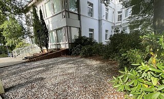 Auch vor dem Standesamt am Ostkorso - einem öffentlichen Gebäude - dominiert eine Steinwüste. Foto: Elke Niedringhaus-Haasper - Elke Niedringhaus-Haasper