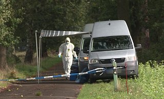 Mitarbeiter der Spurensicherung sind an einem Waldstück in der Region Hannover am vergangenen Freitag im Einsatz. Pilzsammler haben dort menschliche Knochen gefunden. Weitere Untersuchungen stehen an. - dpa