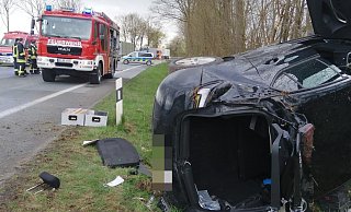 Aus bisher ungeklärter Ursache kam der Astra auf der B252 bei Brakel von der Straße ab, überschlug sich und landete im Graben. - Burkhard Battran