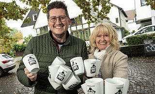 Christian Bökenkamp und Astrid Brausch haben keine Tassen mehr im Schrank, denn die gibt es jetzt exklusiv in vier Geschäften in Schildesche sowie an der Abendkasse. - © Jörg Dieckmann - www. dieckmann-fotodesign.de