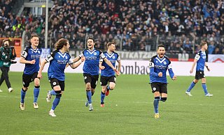 Sturm auf den Pott? Die Spieler des DSC Arminia waren nach dem Halbfinalsieg gegen Münster schon völlig aus dem Häuschen. - Oliver Krato