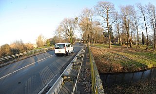 Allein 1,4 Millionen Euro investiert der Landesbetrieb Straßen NRW in den Neubau der Auebrücke in Fiestel. Der Übergang wurde einst von der Ellerburg geschützt. Von der Burg (rechts) aber sind nur klägliche Reste geblieben. - Joern Spreen-Ledebur