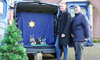 Gemeindereferentin Eva-Maria Dierkes und Pfarrgemeinderatsmitglied Silke Kosfeld (v.l.) werden am Heiligabend wieder mit dem Christ-Mobil durch Gütersloh fahren. - Anja Hustert