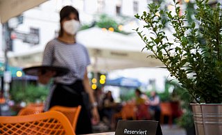 Servicekraft händeringend gesucht: Viele Hotels und Gaststätten finden aktuell kein Personal. - NGG