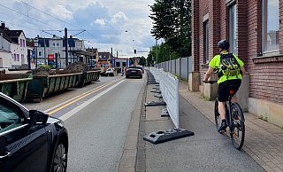 Plötzlich auf halber Strecke tauchen sie auf - haufenweise rotweiße Baken. Sie stehen auf dem Gehweg herum, der für Radler freigegeben ist. Warum, das erschließt sich nicht. Sie machen alles vor allem extrem eng. - Kurt Ehmke