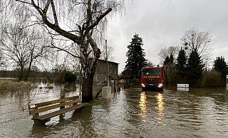 Mit dem Rüstwagen aus Werste ging es für die Feuerwehr rückwärts durchs Hochwasser. - Nicole Sielermann