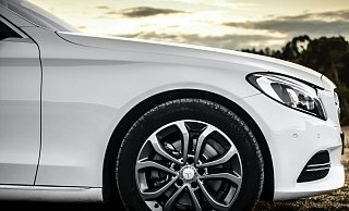 Die Polizei suchte am Donnerstag, 28. Mai, stundenlang einen weißen Mercedes, in dessen Kofferraum ein Mann steckte. - Symbolfoto: pexels