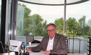 Am Schreibtisch im dritten Stock: Klaus Brinkmann. Er wird heute 70 Jahre alt - und hat in puncto Geburtstage seine ganz eigene Meinung. - Jobst Lüdeking