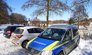 Im Februar waren Mitarbeiter des Ordnungsamtes und Polizeibeamte am Obersee, um Schlittschuhläufer vor dem Betreten zu warnen. - Barbara Franke