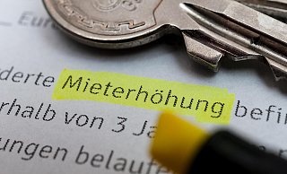 Wer beispielsweise auf 60 Quadratmetern in einer neu gebauten Wohnung in mittlerer Wohnlage lebt, zahlt in Gütersloh nun 9,35 Euro. - picture alliance / Zoonar