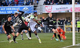 In dieser Szene lauern Moritz Flotho (l.) sowie seine Teamkollegen Filip Bilbija (r.) und Sebastian Klaas (Nr. 26) vergeblich auf den Ball, den 96-Verteidiger Bright Arrey Mbi aus der Gefahrenzone schlägt. - Imago Images