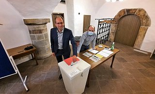 Uli Kros (links) gibt seine Stimme im Sitzungssaal des Nieheimer Rathauses ab. - Madita Schellenberg Uli Kros (links) gibt seine Stimme im Sitzungssaal des Nieheimer Rathauses ab. - Madita Schellenberg