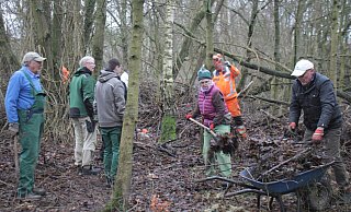 Auch Sabine Fipp vom städtischen Amt für Planung, Umwelt und Grünflächen hat am Doberg kräftig mit angepackt. Am linken Bildrand Friedhelm Diebrok vom NABU, der die Aktion angeregt hatte. - Meiko Haselhorst