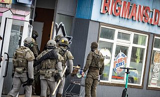 Die SEK-Beamten sind gut sichtbar mit Kettenhemden geschützt, die im Ernstfall Messerstiche und -schnitte verhindern. - Mike-Dennis Müller / www.mdm.photo