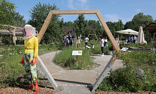 Die Ausstellungsfläche der Imker wird durch ein Tor in Waben-Form betreten. - Simone Flörke