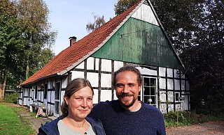 Lena Büscher und Manuel Männle vor ihrem fast 200 Jahre alten Kotten auf dem Ströhen. - Jonas Damme