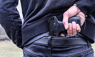 Die Tatverdächtigen hantierten mit einer Waffe herum und bedrohten andere Menschen. - Symbolfoto: Pixabay