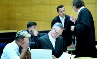 Insgesamt sechs Männer aus Gütersloh mussten sich wegen der Gewalttat auf Fußballtorwart Rene Z. vor Gericht verantworten. Weil ein 28-Jähriger seinerzeit nicht verhandlungsfähig war, wird sein Verfahren nun separat fortgeführt. - Andreas Frücht