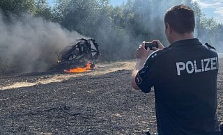 Einsatzkräfte rückten zum Feldbrand nach Bückeburg aus. - Hahn