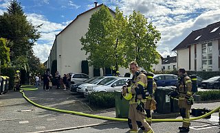 Mit zahlreichen beruflichen und ehrenamtlichen Kräften rückte die Feuewehr Paderborn zu einem gemeldeten Zimmerbrand in der Karl-Sonnenschein-Straße im Riemekeviertel aus. - Ralph Meyer