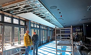 Matthias Uhlen und Fachmann Gerold Andrä begutachten den Baufortschritt an der Decke des Lila Raums im Wohnzimmer. - Frank-Michael Kiel-Steinkamp