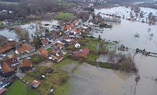 In Stemmen hat sich die Weser ihren Weg auf Felder und Wege gesucht. - Feuerwehr Lemgo
