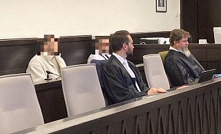 Bert F. (v. l.) und Ansgar S. sitzen hinter ihren Verteidigern Jan-Christian Hochmann und Hagen Seipel. - Jutta Steinmetz