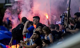 Auch nach dem Schlusspfiff der Partie SC Paderborn gegen Darmstadt 98 wurde Pyrotechnik gezündet. - David Inderlied/dpa