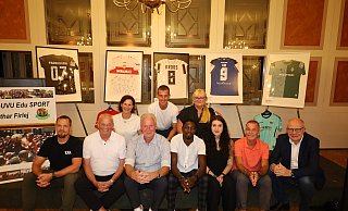 Für das Delbrücker Projekt "NGUVU Edu Sport" engagieren sich (vorne v. l.) János Bayer, Maurice Mulcahy, Frank Brinkschröder, Frederick und Kari Otieno, Lothar Firlej und Bernhard Hoppe-Biermeyer sowie (hinten v. l.) Petra Wilmes, Uwe Hünemeier und Ingrid Klaus. - Regina Brucksch