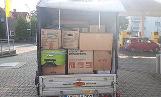 In Anhänger hat Alexandra Dittrich die Sachspenden verladen und zum DRK nach Würselen gebracht. - Privat