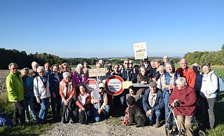 Der Heimatverein Enger demonstrierte an einem der gesperrten Wege am "Roten Kotten" für freie Wanderwege. - Mareike Patock