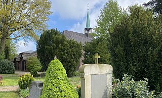 Der Dehmer Friedhof mit angrenzender Kirche ist den Augen des Verbandes von hoher Qualität und mit Atmosphäre. - Nicole Sielermann
