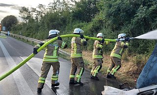 Großeinsatz mit mehr als 200 Feuerwehrleuten beim Brand einer Böschung an der A44 im Juli: Auch Einsatzkräfte aus dem Löschzug West packten kräftig mit an, um ein Ausbreiten der Flammen zu verhindern. Fotos: Löschzug West - Löschzug West