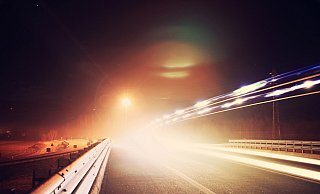 Ein defekter Lastwagen sorgt für Behinderungen auf der Autobahn bei Bielefeld. - Symbolfoto
