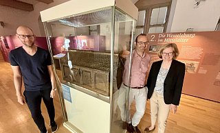 Der Reliquienschrein für die Gebeine des Hl. Meinolf stammt etwa aus dem Jahr 1220. Er gehört zu den besonderen Exponaten der Sonderausstellung. Konzipiert haben sie (v. l.) Museumschefin Kirsten John-Stucke, Erik Beck und Daniel Götte. Die Schau ist geöffnet vom 17. Juni bis zum 17. September. - Jens Reddeker