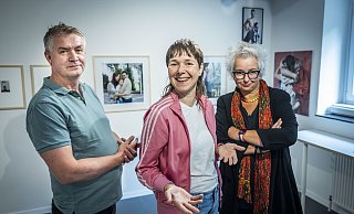 Sie halten ihre Vorstellungen von Familie künstlerisch fest – Peter Möller inszenierte sich auf Island, Martina Minette Dreier malte Frauenpaare aus dem 19. Jahrhundert in Ei-Tempera und Jessica Kroll-Holtmann bietet eigenwillige Barbiepuppen-Szenen (v.l.). - Sarah Jonek