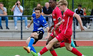 Arminias Leo Michel Haase (l.) erzielte gegen Rot-Weiß Essen die zwischenzeitliche 2:0 Führung. Foto: Andreas Zobe - Andreas Zobe