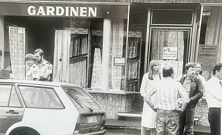 13. August 1981: Helle Aufregung am Tatort und vor dem Gardinenfachgeschäft an der Isselhorster Straße in Avenwedde. Kriminalpolizisten beginnen mit ihren Ermittlungen, Schaulustige beobachten das Geschehen. Fotos: Wolfgang Wotke - Wolfgang Wotke