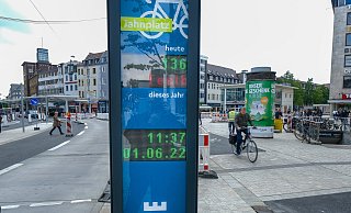 Auf dem Jahnplatz ist in Höhe von Dean & David jetzt eine Radzählstelle installiert worden. Sie gibt künftig Auskunft darüber, wie viel Radler den Platz passieren. Noch läuft ein Testbetrieb. Foto: Andreas Zobe - Andreas Zobe