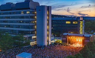 Tausende Menschen feierten das Bielefelder Campus-Festival bisher auf der Wiese zwischen Hauptgebäude und Gebäude X. Für 2024 musste ein neuer Standort gefunden werden. - Mike-Dennis Mueller / www.mdm.photo
