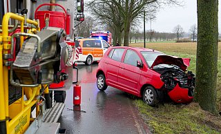 Der Kia-Kleinwagen prallte auf der Kreisstraße 37 (Kleiner Hellweg) bei Oberntudorf frontal gegen einen Baum. Dabei wurde der Fahrer schwer verletzt. - Ralph Meyer