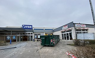 Die beiden betroffenen Ladenlokale der Unternehmen Jysk und Ernstings Family sind derzeit großräumig mit Bauzäunen abgesperrt. Sie werden in den kommenden Monaten renoviert. - Nicole Sielermann