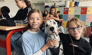 Auch Liv (l.) und Isabel lieben Dr. Watson und übernehmen gerne den Hundedienst in ihrer Klasse. - Ivonne Michel