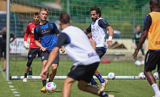 Jasper van der Werff (l.) ist beim SC Paderborn ins Hintertreffen geraten. Der Schweizer ist derzeit nur die Nummer sieben in der Innenverteidiger-Hierarchie. - Oliver Krato