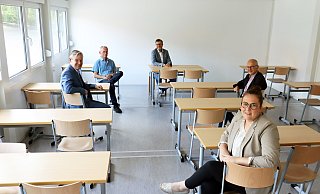 Probieren gemeinsam die neuen Räumlichkeiten aus (v.l.): Bürgermeister Michael Berens, Hausmeister Heribert Ludwig, Schulleiter Jochen Welschmeier, Bauamts-Mitarbeiterin Lena Kipshagen und Hauptamts-Leiter Thorsten Langemeier. - Gemeinde Hövelhof