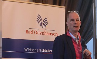 Sicherheitsexperte Christian Mölling erläutert die Hintergründe und Folgen des Ukraine-Konfliktes beim Unternehmerfrühstück im Oeynhausen-Saal im Kaiserpalais. - Anna Lena Hinder